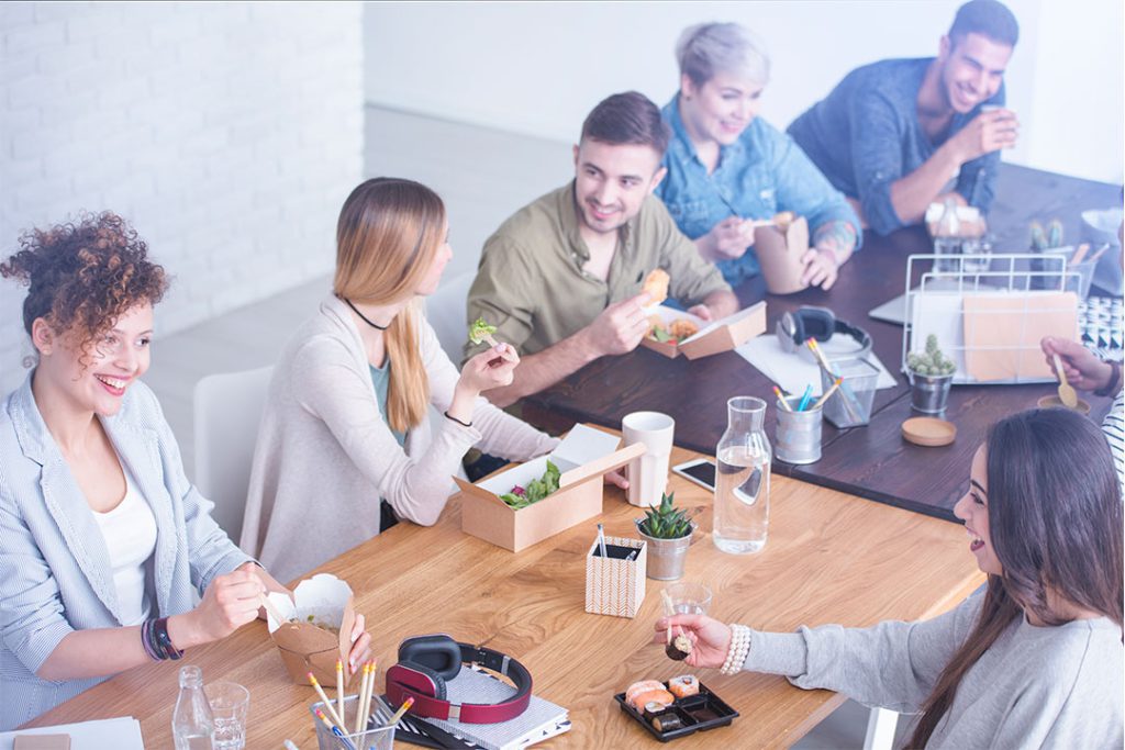 Personas almorzando en el trabajo