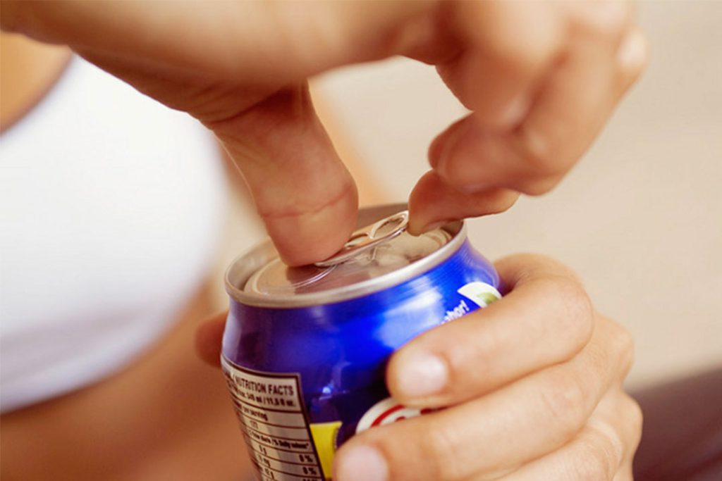 Por qué no debes tomar refrescos a diario
