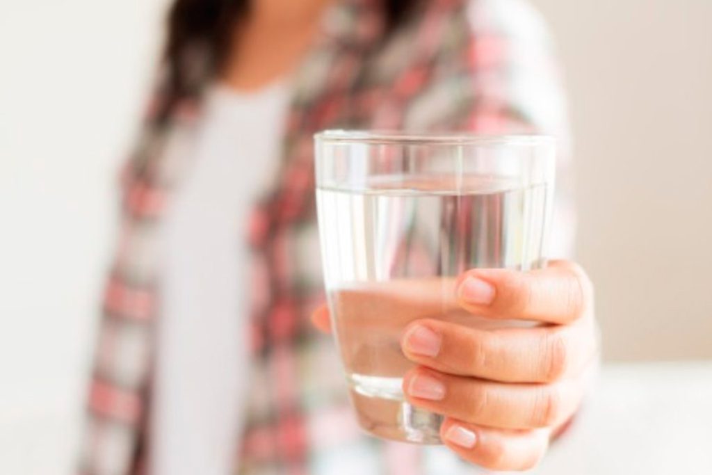 6 ideas simples para beber más agua